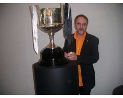 Joan y un Trofeo de la Copa del Rey del Valencia CF