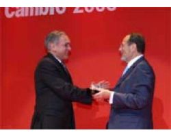 El Embajador de Venezuela recibe una Trofeo hecho por nosotros para Hugo Chvez